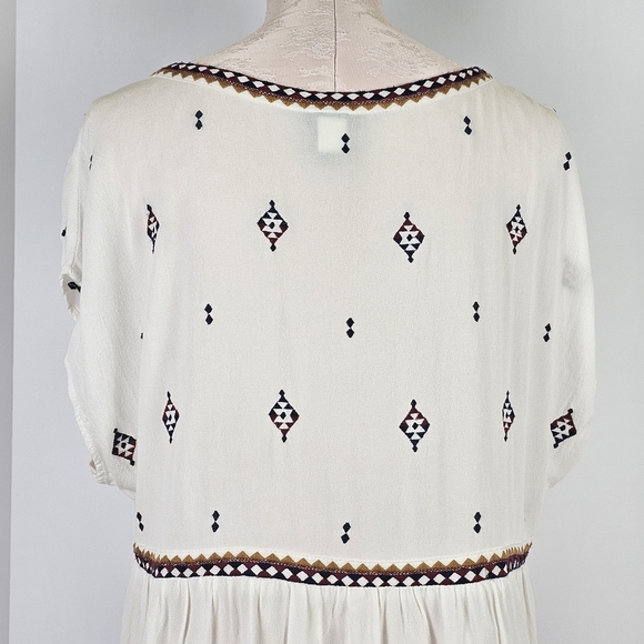 Torrid Ivory Boho Embroidered Peasant Tunic Top Women's Size 0 (Fits L/XL) - Picture 6 of 12